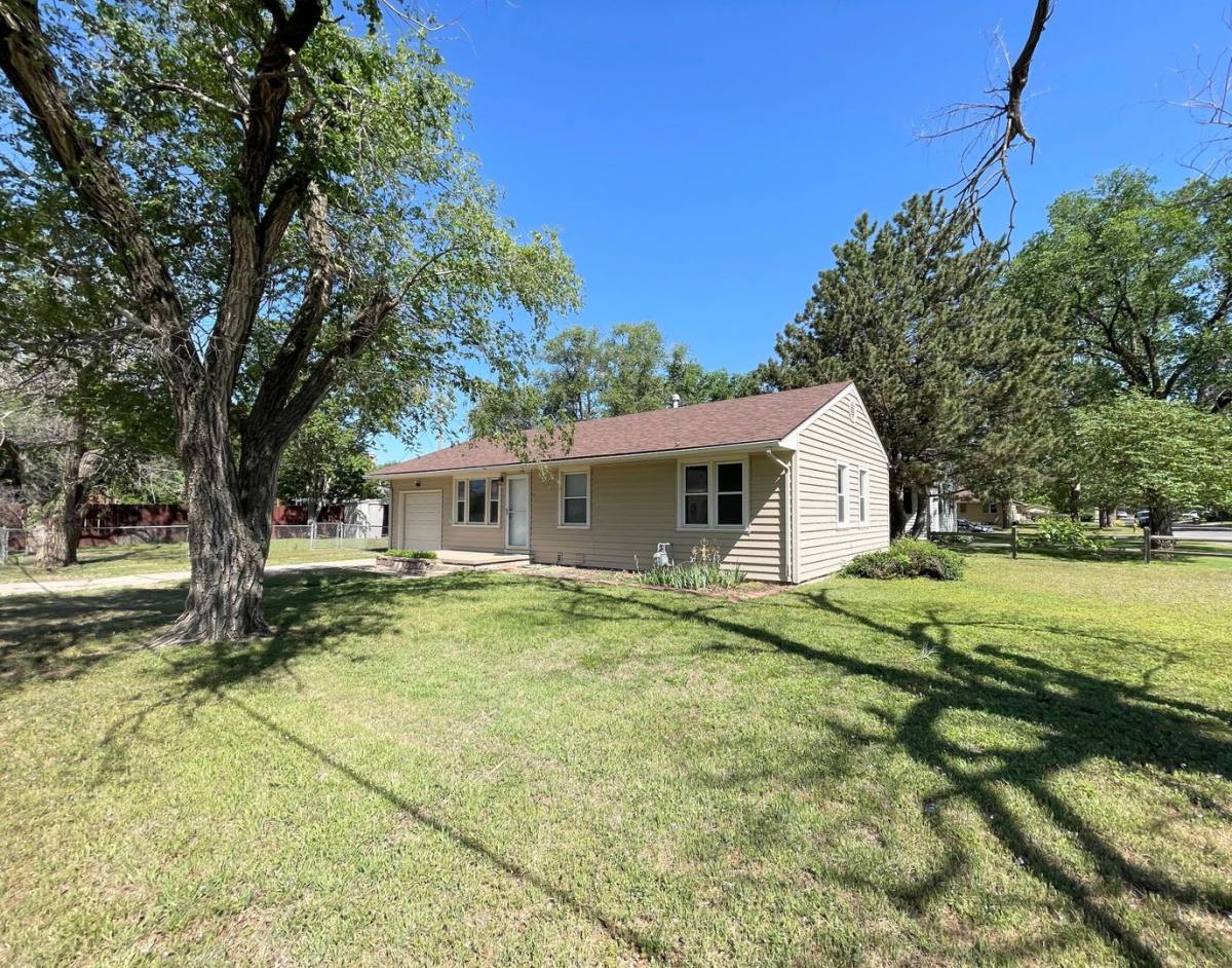 House for rent at 1 Lawndale Park, Hutchinson, KS 67502