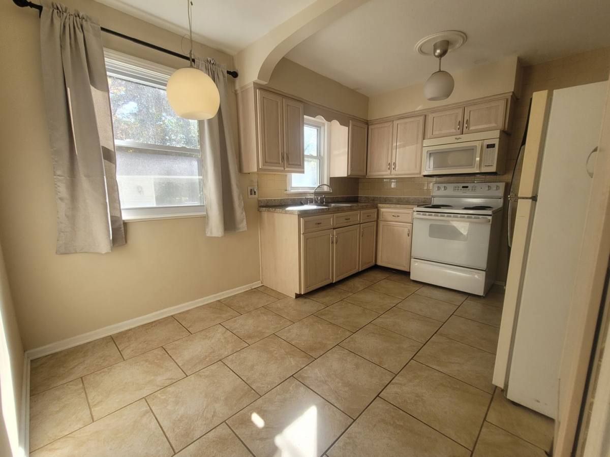 House for rent at 6987 Greenleaf Ave, Cleveland, OH 44130