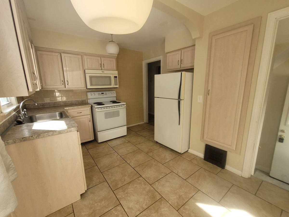 House for rent at 6987 Greenleaf Ave, Cleveland, OH 44130