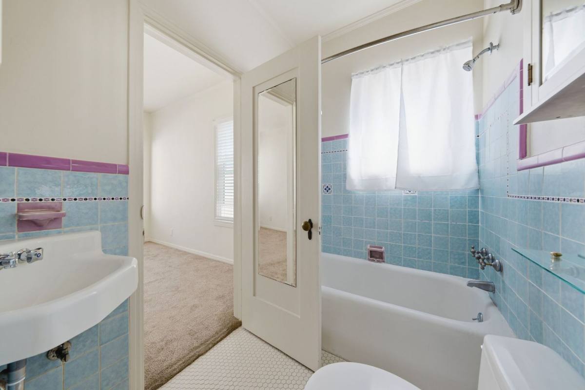 Apartment for rent at 1530 Miramar Dr, Newport Beach, CA 92661