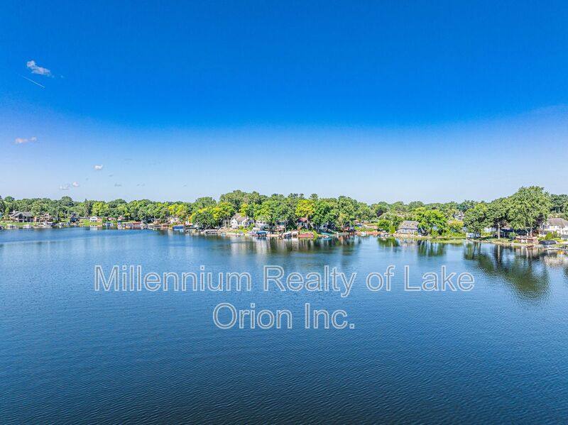 House for rent at 391 Shady Oaks St, Lake Orion, MI 48362