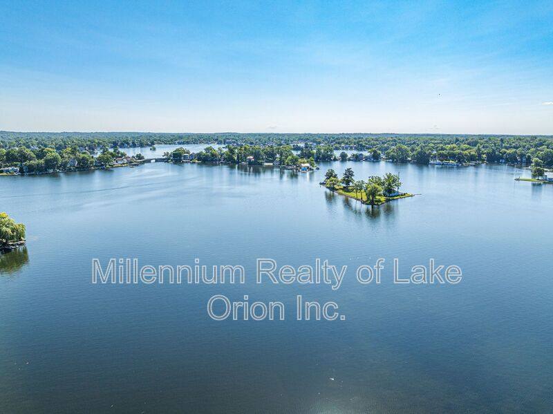 House for rent at 391 Shady Oaks St, Lake Orion, MI 48362