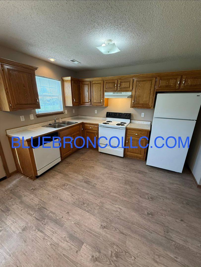 Apartment for rent at 621 Willow Lane, Peculiar, MO 64078