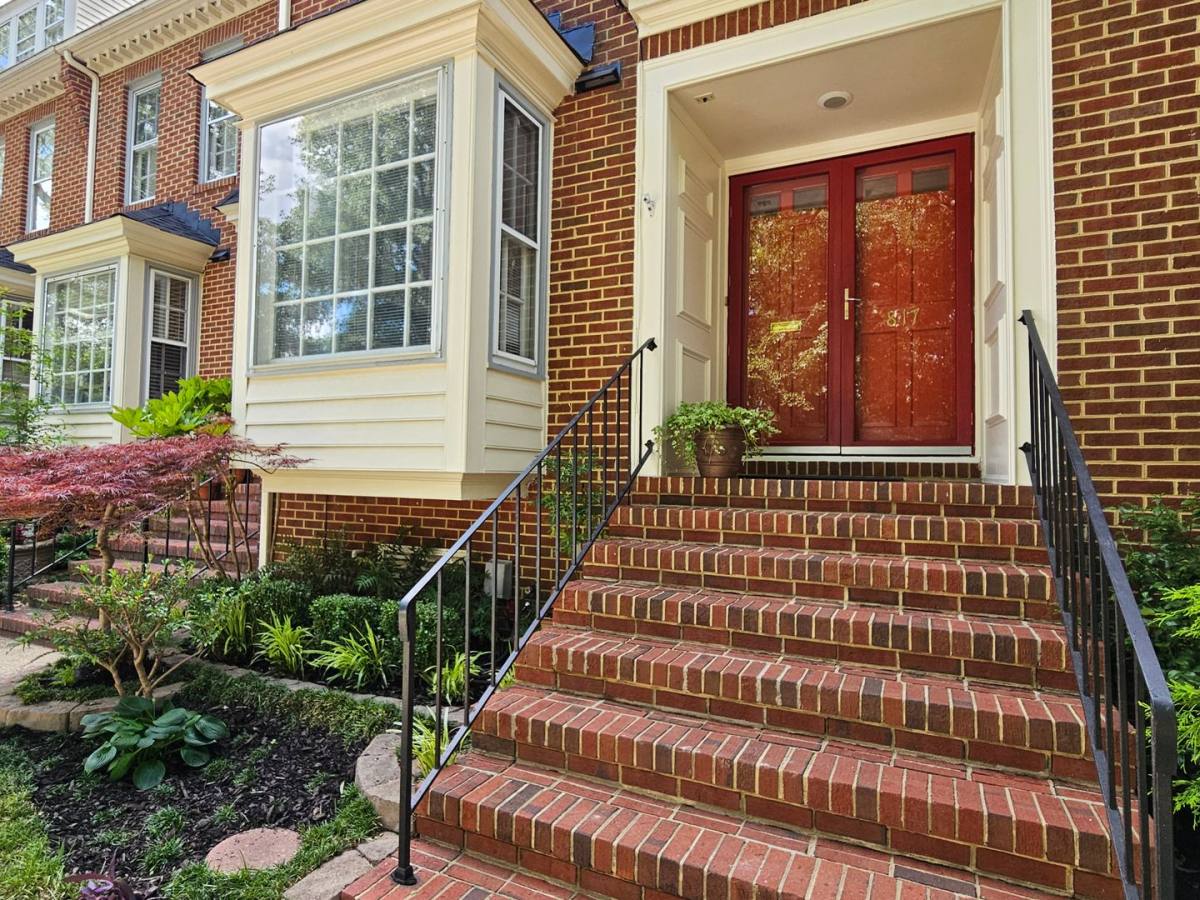 Townhouse for rent at 817 Botetourt Gardens, Norfolk, VA 23507