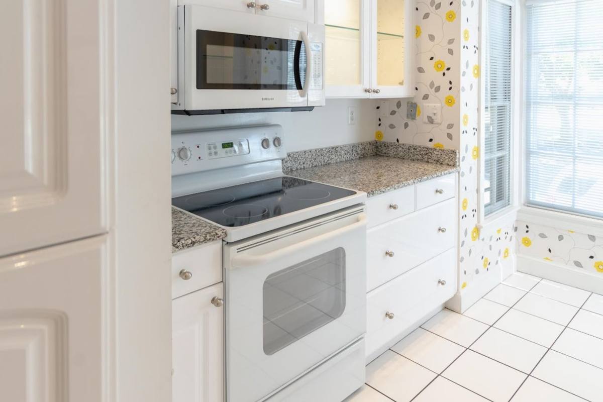 Townhouse for rent at 817 Botetourt Gardens, Norfolk, VA 23507