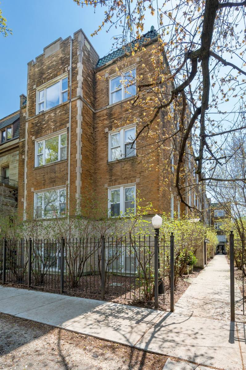 Apartment for rent at 611-13 W Arlington Place, Chicago, IL 60614