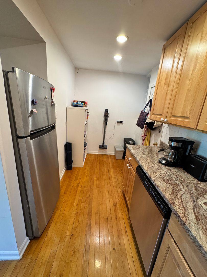 Apartment for rent at 611-13 W Arlington Place, Chicago, IL 60614