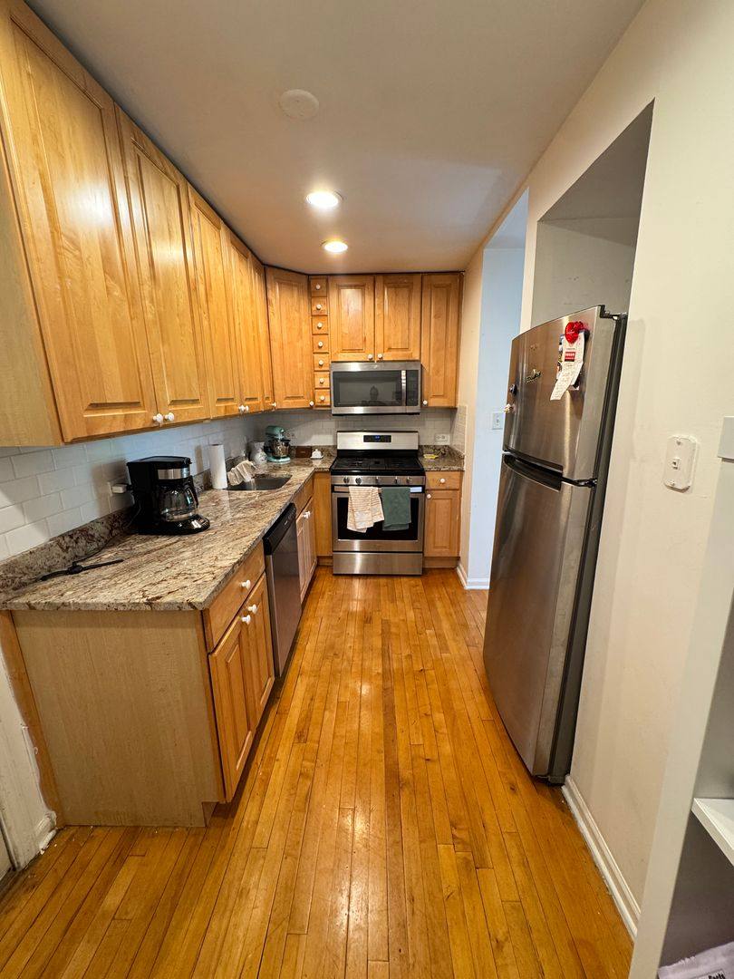 Apartment for rent at 611-13 W Arlington Place, Chicago, IL 60614