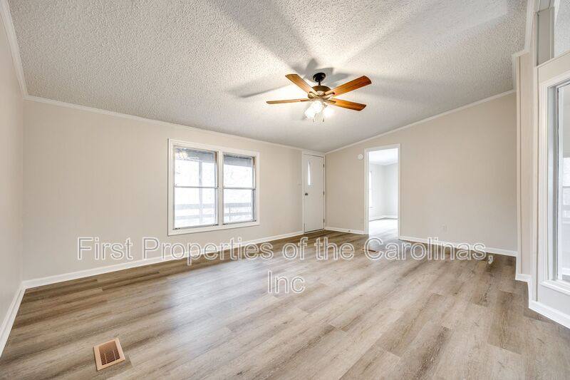House for rent at 128 Summerglen Dr, Gastonia, NC 28056