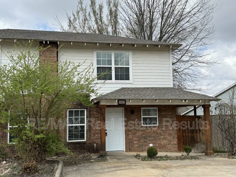 Apartment for rent at 1523 N Dawn Dr, Fayetteville, AR 72703