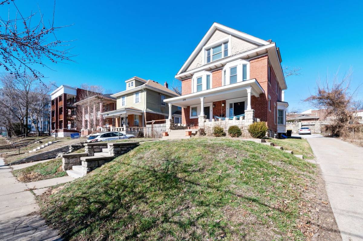 Apartment for rent at 218 W 34th St, Kansas City, MO 64111