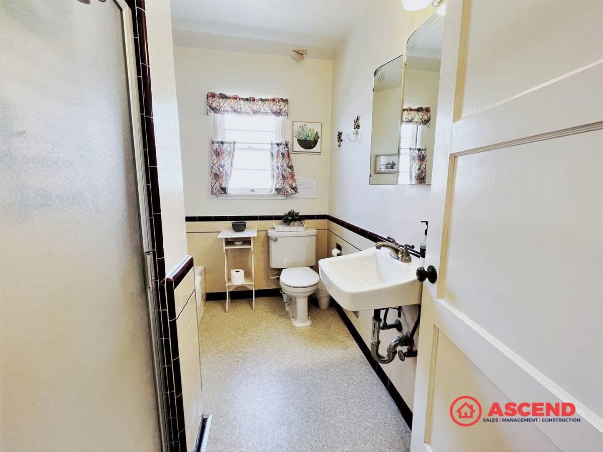 Townhouse for rent at 2505 Encina St, Bakersfield, CA 93301