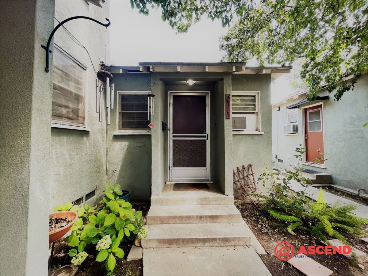 Townhouse for rent at 2505 Encina St, Bakersfield, CA 93301