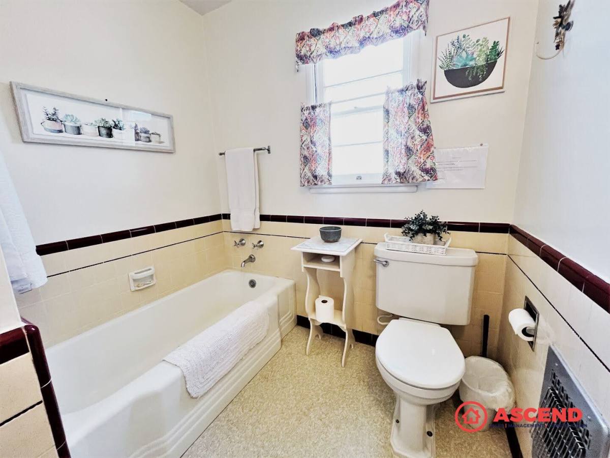 Townhouse for rent at 2505 Encina St, Bakersfield, CA 93301