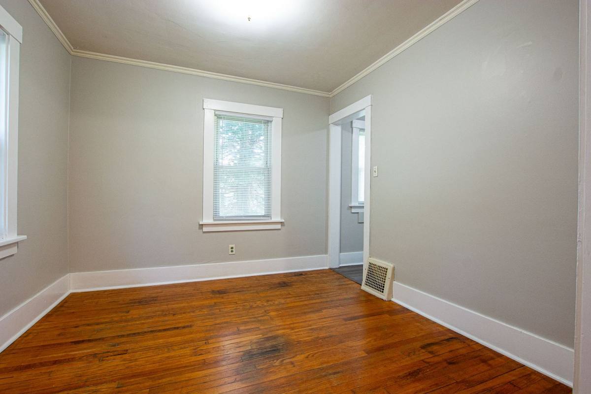 House for rent at 996 S 50th St, Omaha, NE 68106