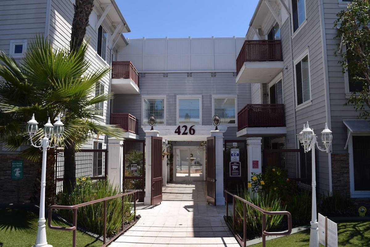 Apartment for rent at 426 S Sepulveda, Los Angeles, CA 90049