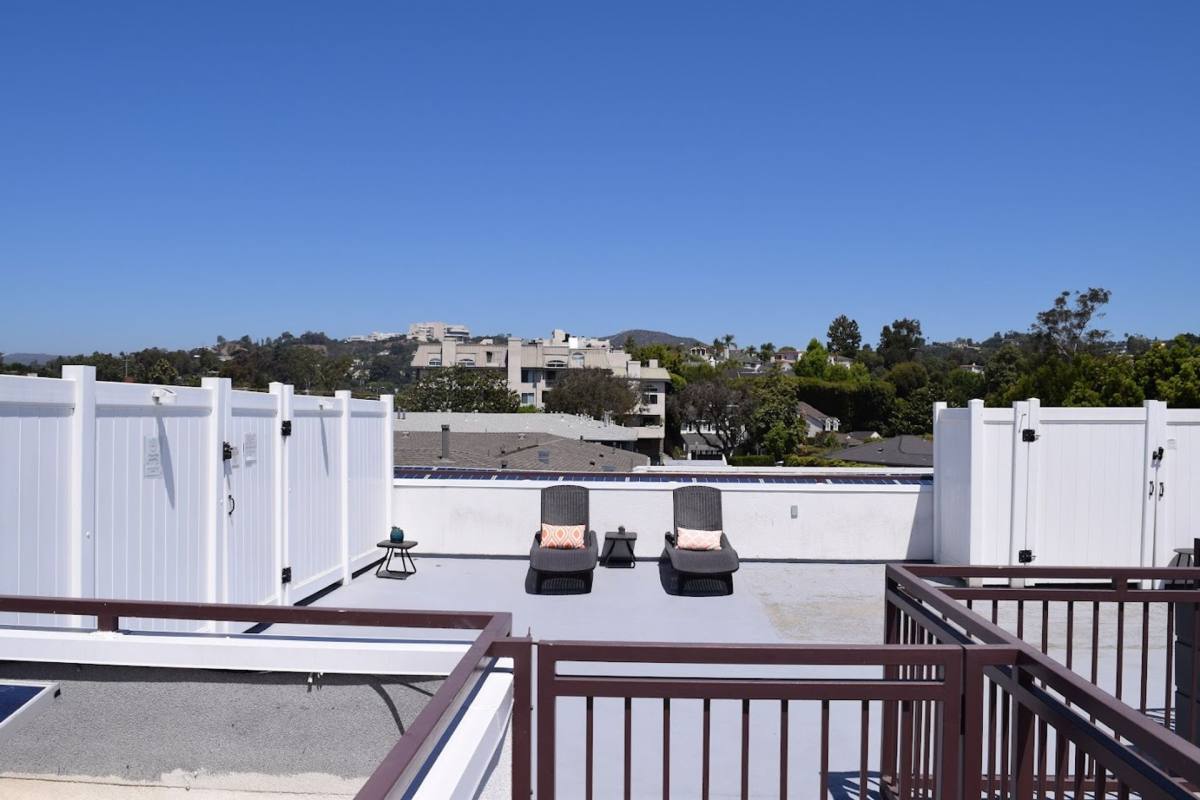 Apartment for rent at 426 S Sepulveda, Los Angeles, CA 90049