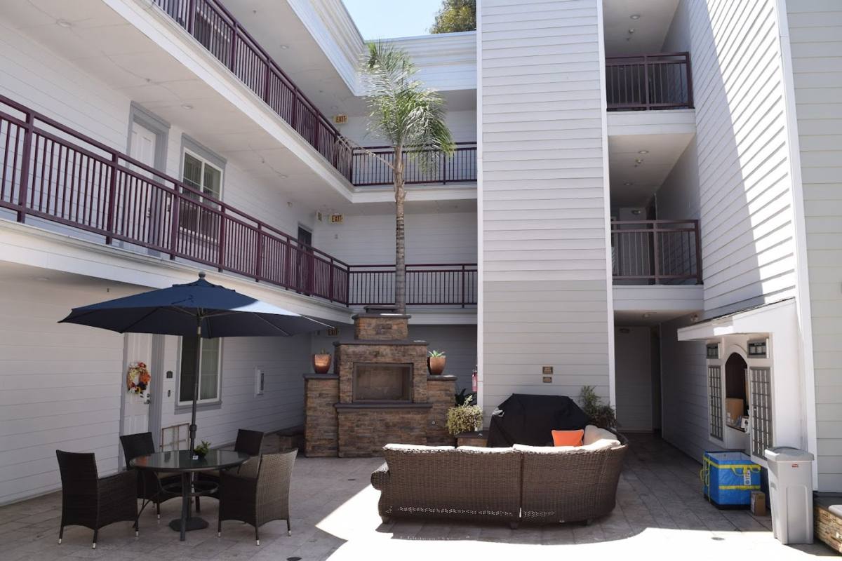 Apartment for rent at 426 S Sepulveda, Los Angeles, CA 90049