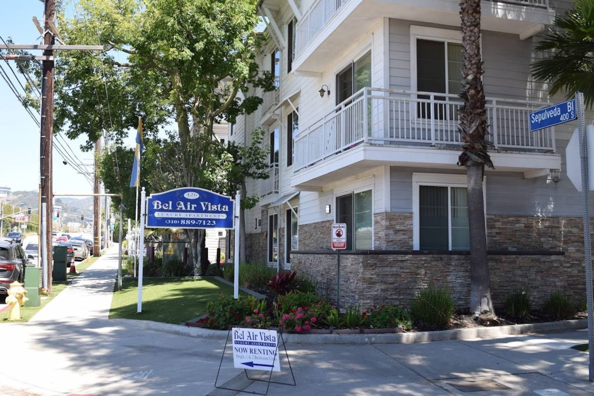 Apartment for rent at 426 S Sepulveda, Los Angeles, CA 90049