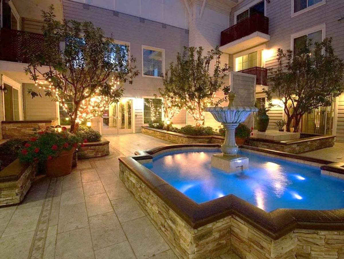 Apartment for rent at 426 S Sepulveda, Los Angeles, CA 90049