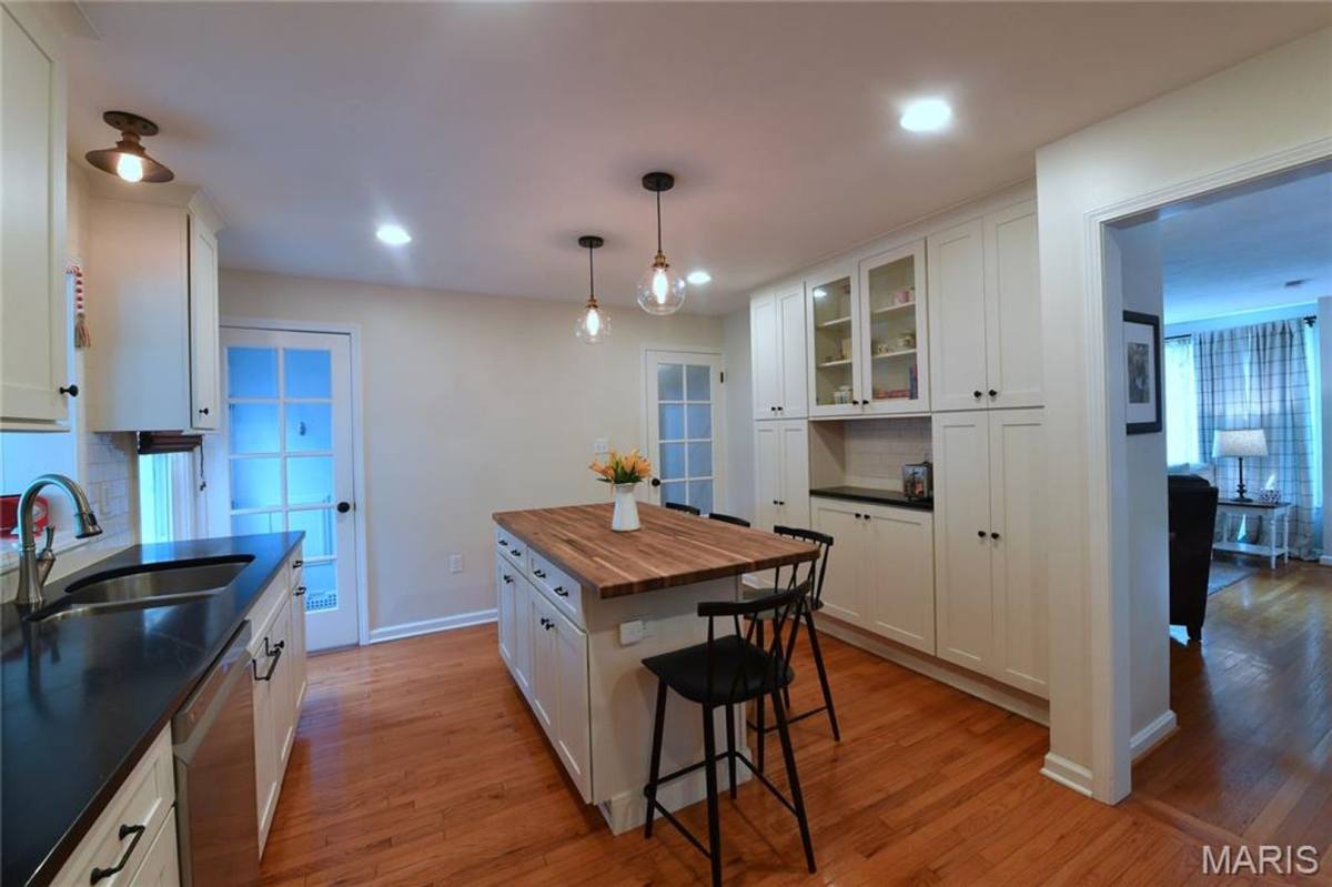House for rent at 342 Greenleaf Dr, Saint Louis, MO 63122