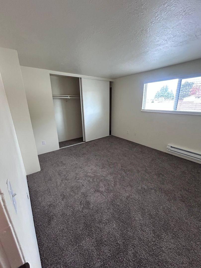 Apartment for rent at 1398 E Cleveland St, Woodburn, OR 97071