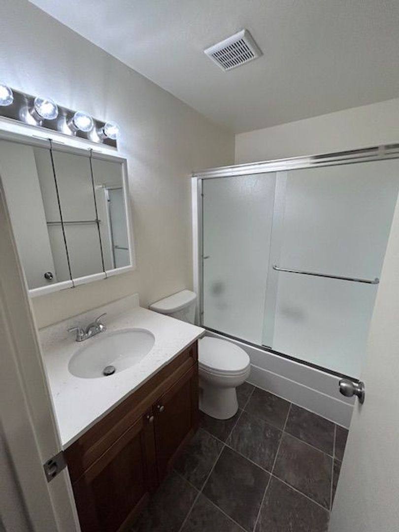 Apartment for rent at 1398 E Cleveland St, Woodburn, OR 97071