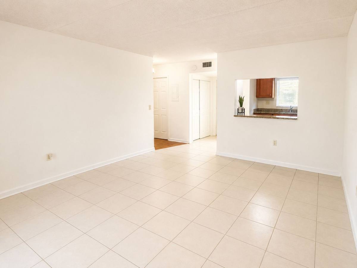 Apartment for rent at 2812 Somerset Park Dr, Tampa, FL 33613