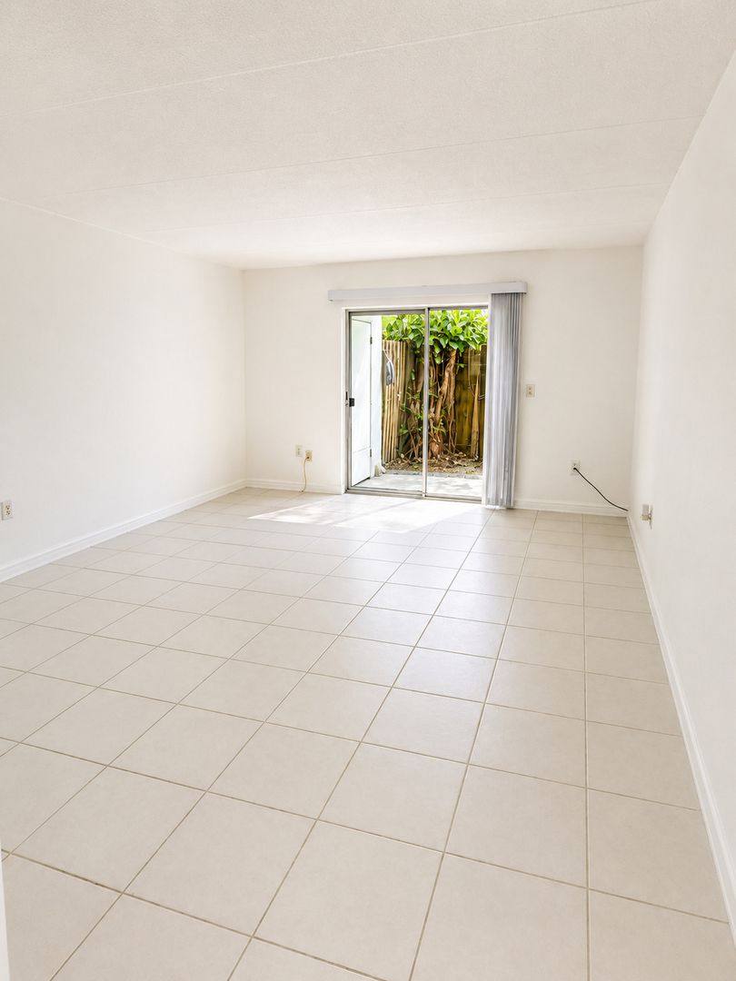 Apartment for rent at 2812 Somerset Park Dr, Tampa, FL 33613