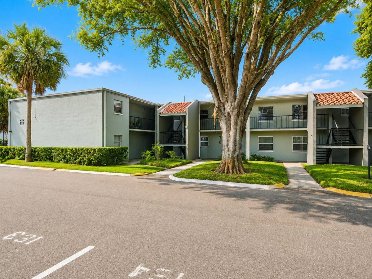 Apartment for rent at 2812 Somerset Park Dr, Tampa, FL 33613