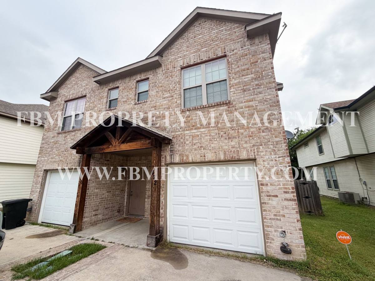 Townhouse for rent at 472 Pecan Hollow St, Ennis, TX 75119