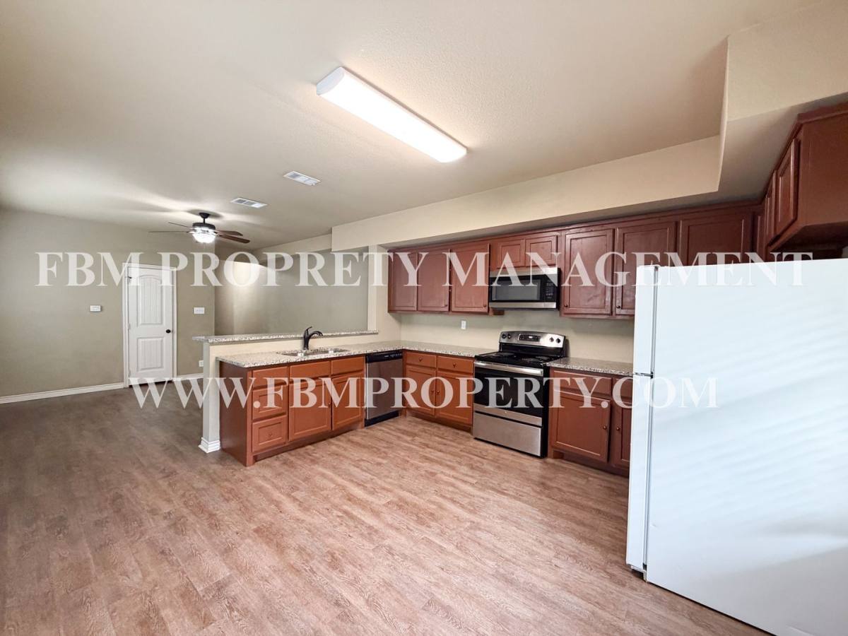 Townhouse for rent at 472 Pecan Hollow St, Ennis, TX 75119