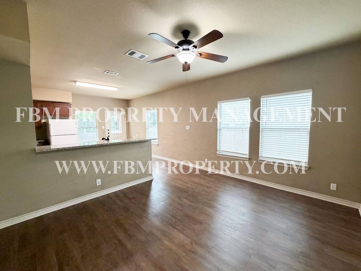 Townhouse for rent at 472 Pecan Hollow St, Ennis, TX 75119