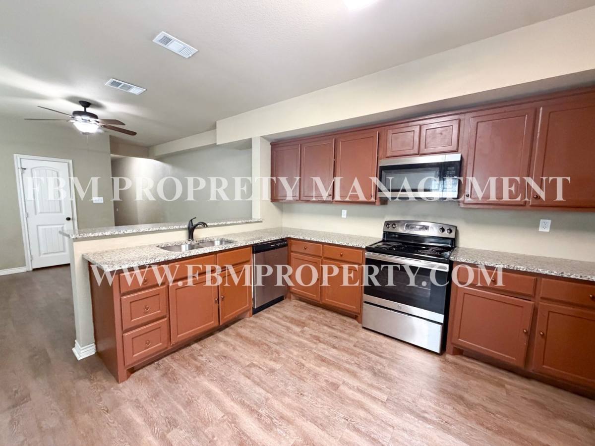 Townhouse for rent at 472 Pecan Hollow St, Ennis, TX 75119