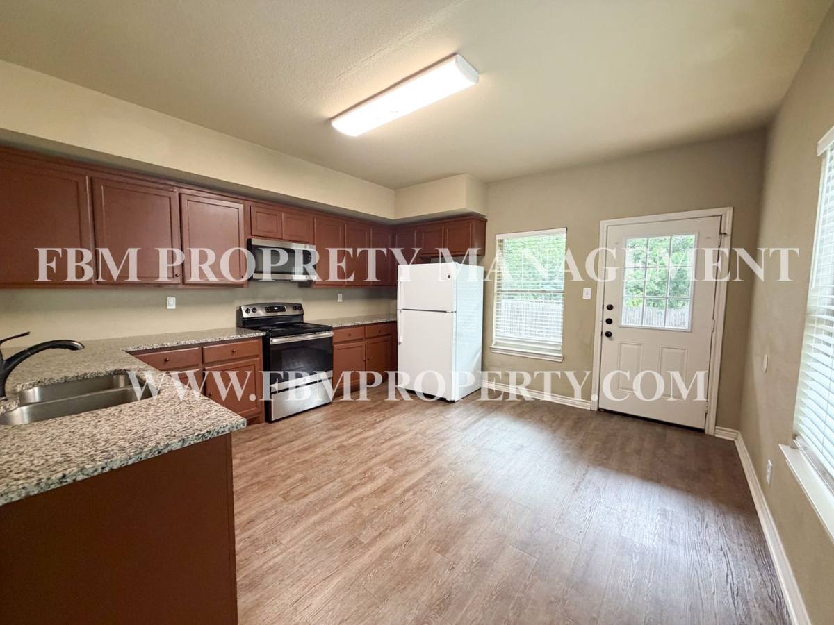 Townhouse for rent at 472 Pecan Hollow St, Ennis, TX 75119