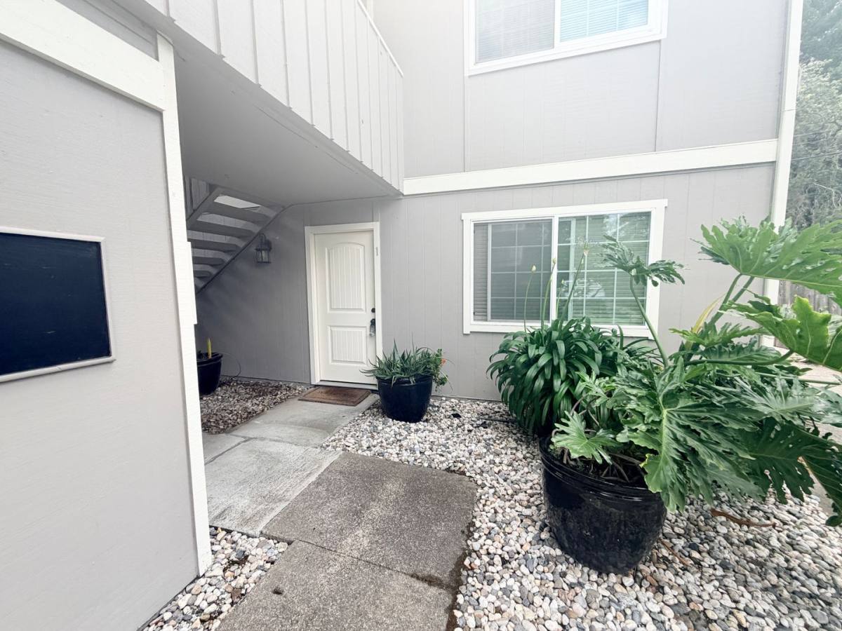 Apartment for rent at 92 Hendley St, Santa Rosa, CA 95404