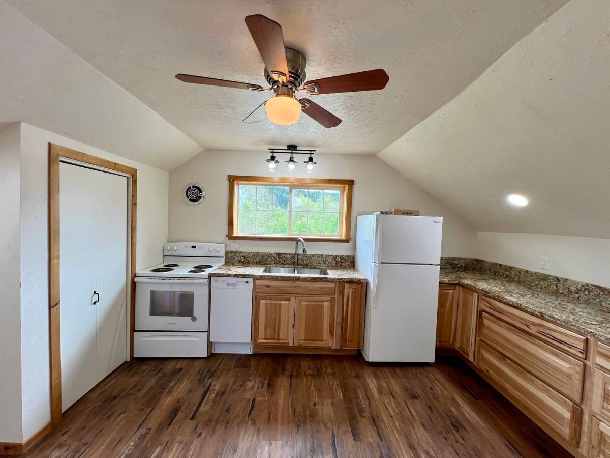 House for rent at 52471 Reedsford Rd, Myrtle Point, OR 97458