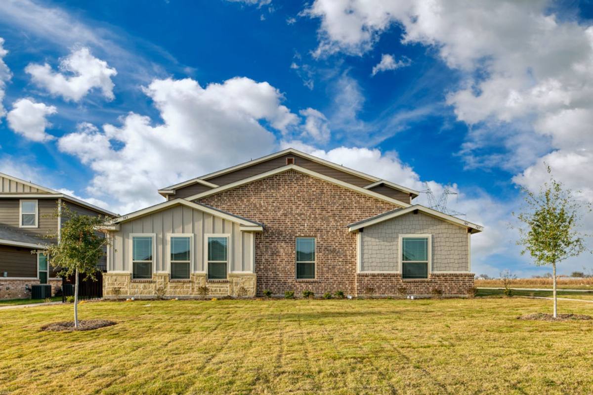 Townhouse for rent at 750 Fallow Dr, Venus, TX 76084