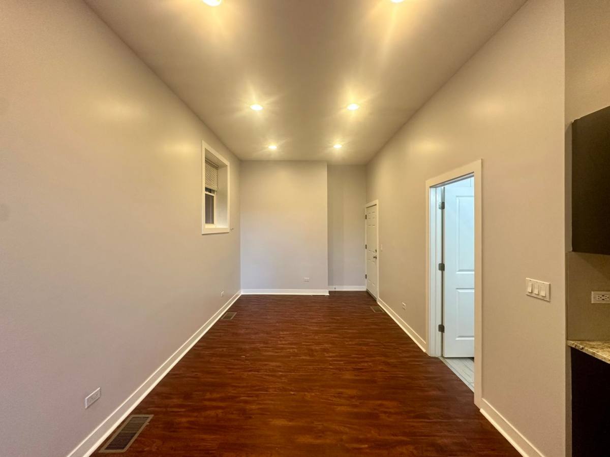 Apartment for rent at 2944 W Montrose Ave, Chicago, IL 60618