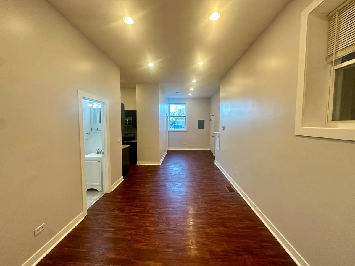 Apartment for rent at 2944 W Montrose Ave, Chicago, IL 60618
