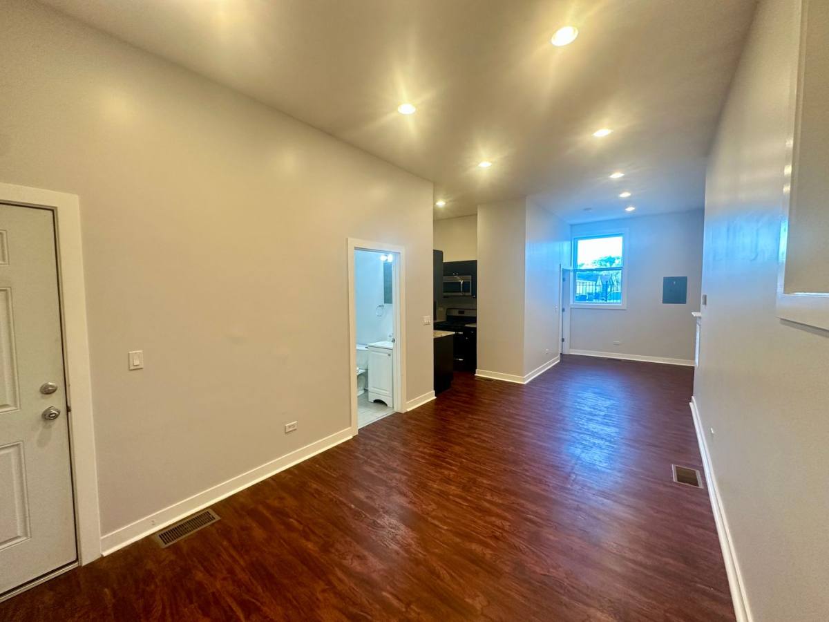 Apartment for rent at 2944 W Montrose Ave, Chicago, IL 60618