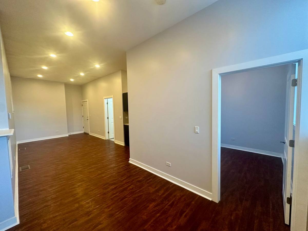 Apartment for rent at 2944 W Montrose Ave, Chicago, IL 60618