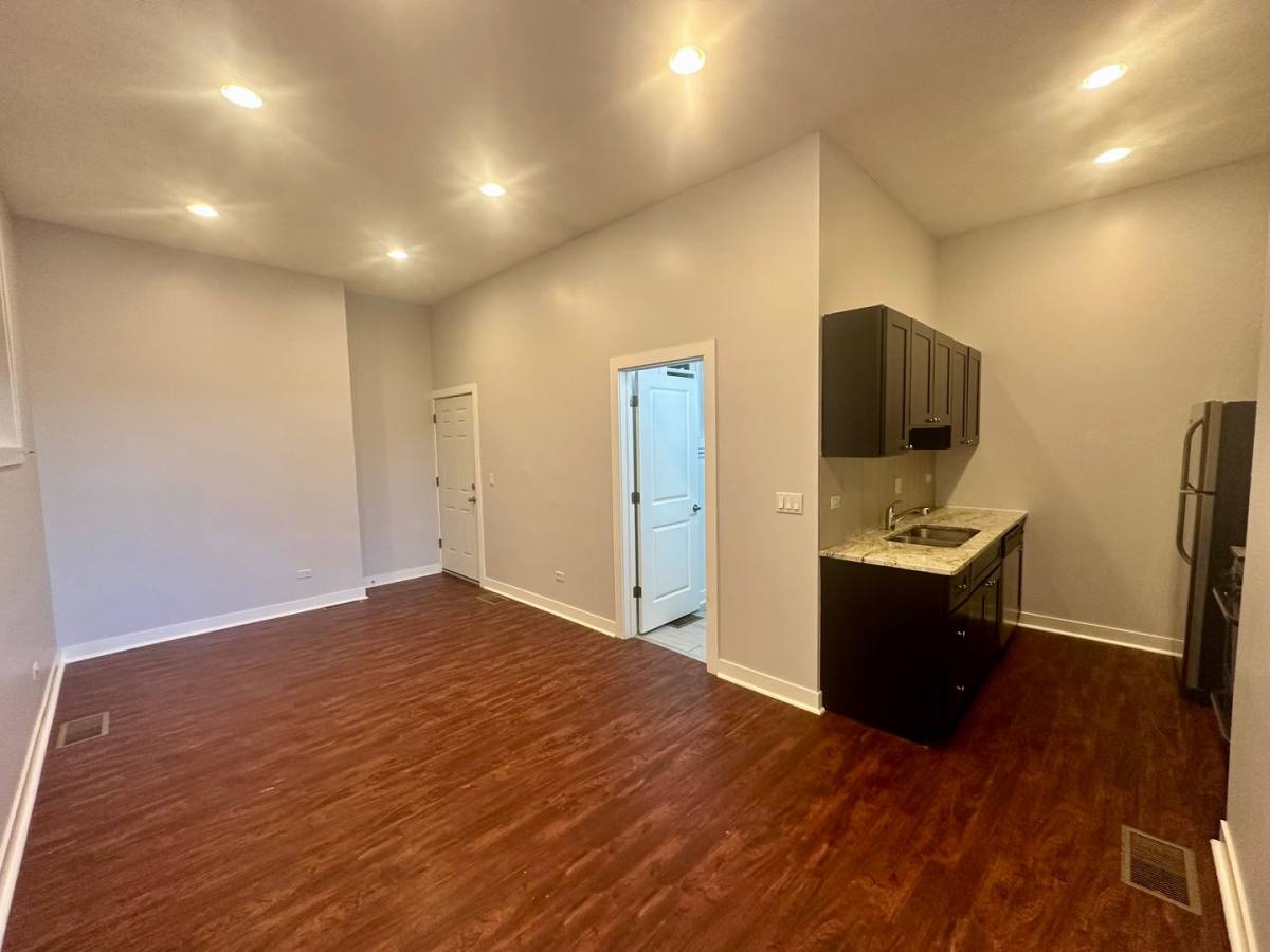 Apartment for rent at 2944 W Montrose Ave, Chicago, IL 60618