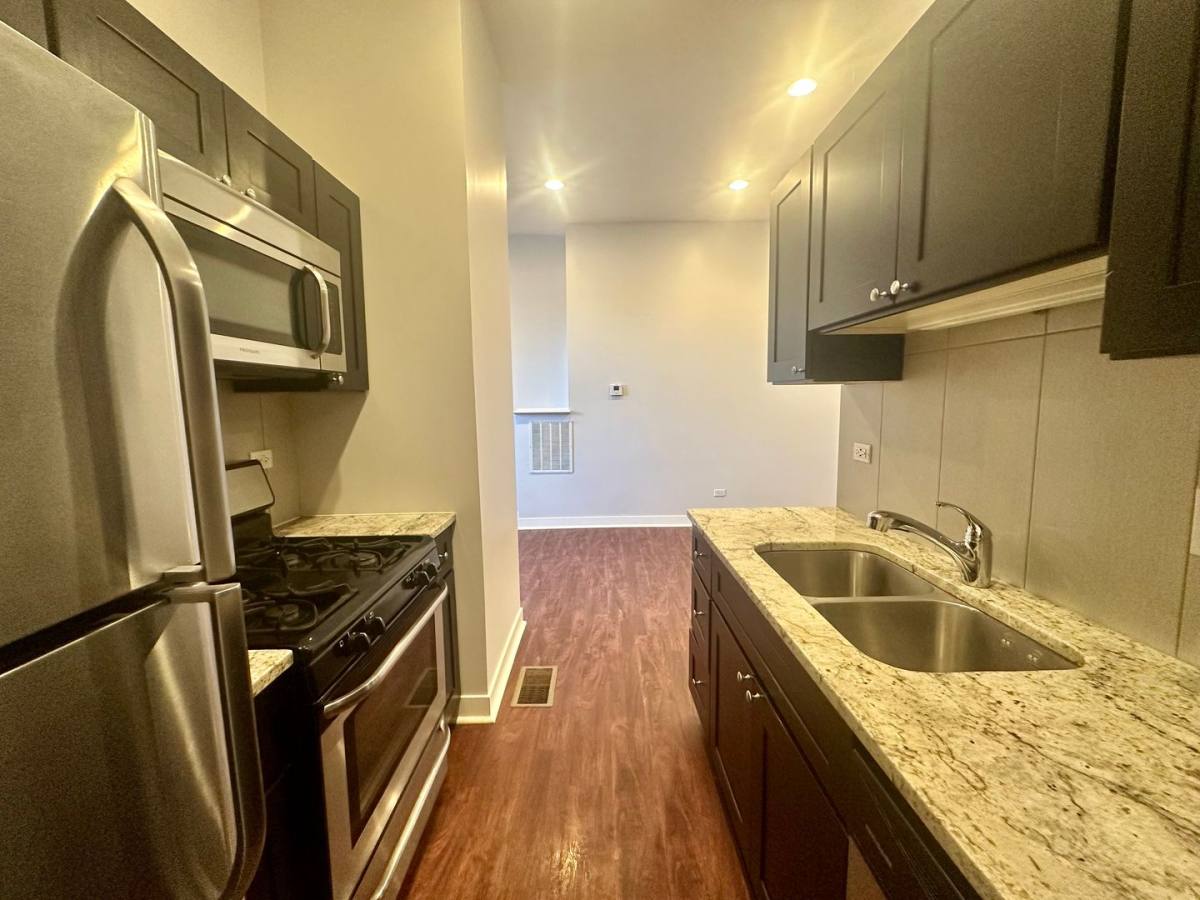 Apartment for rent at 2944 W Montrose Ave, Chicago, IL 60618