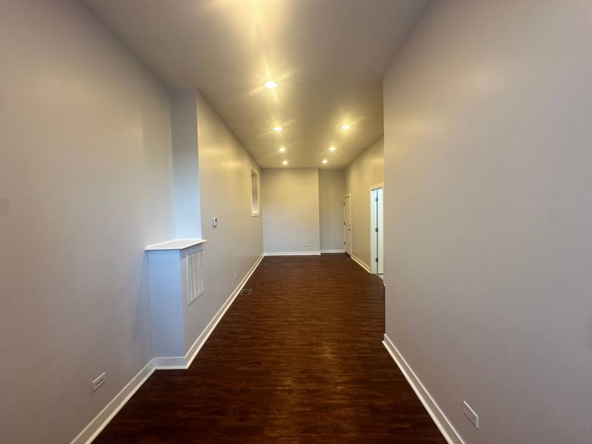Apartment for rent at 2944 W Montrose Ave, Chicago, IL 60618