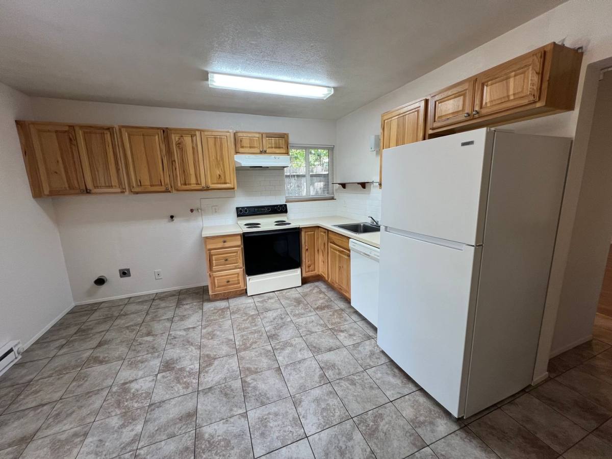 Apartment for rent at 412 NW Manzanita Ave, Grants Pass, OR 97526