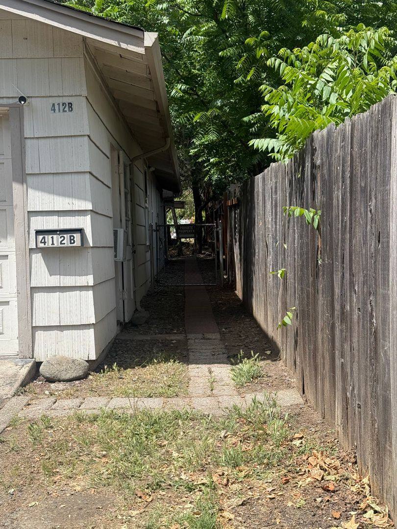 Apartment for rent at 412 NW Manzanita Ave, Grants Pass, OR 97526