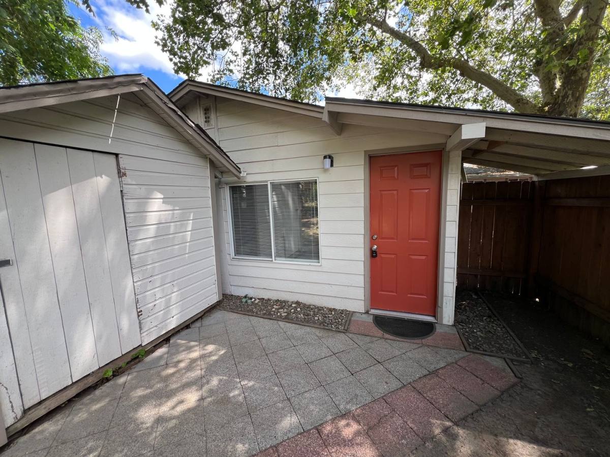Apartment for rent at 412 NW Manzanita Ave, Grants Pass, OR 97526