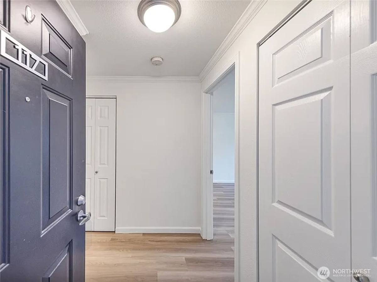 Apartment for rent at 10026 NE 127th Place, Kirkland, WA 98034