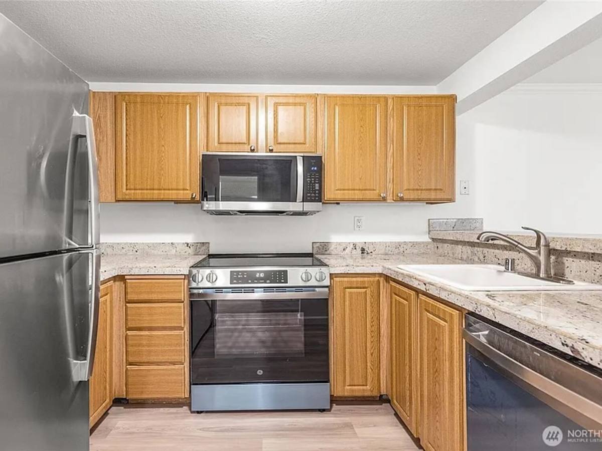 Apartment for rent at 10026 NE 127th Place, Kirkland, WA 98034